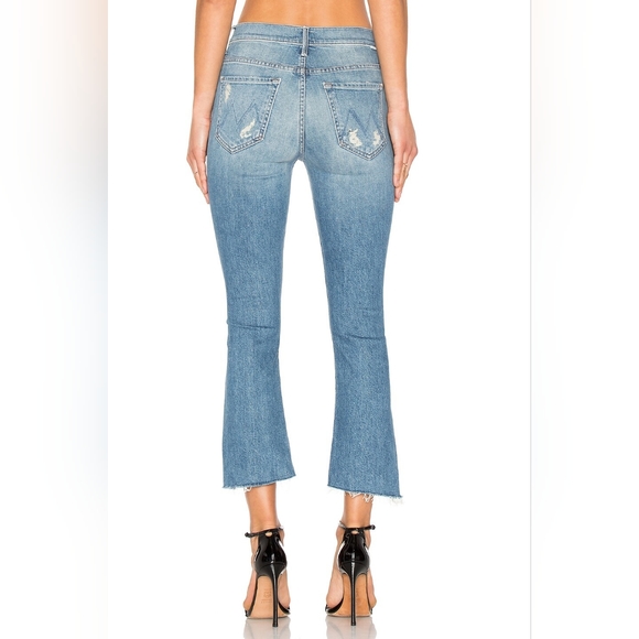 D1. MOTHER INSIDER CROP STEP FRAY JEANS IN HIJACKING THE RUNWAY - Picture 3 of 9